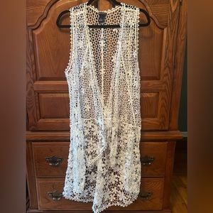 White, crocheted high-low vest. XL, EUC.
